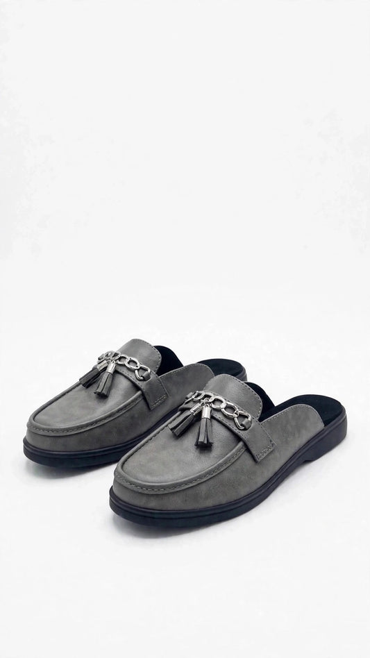 Mule gris con cadena