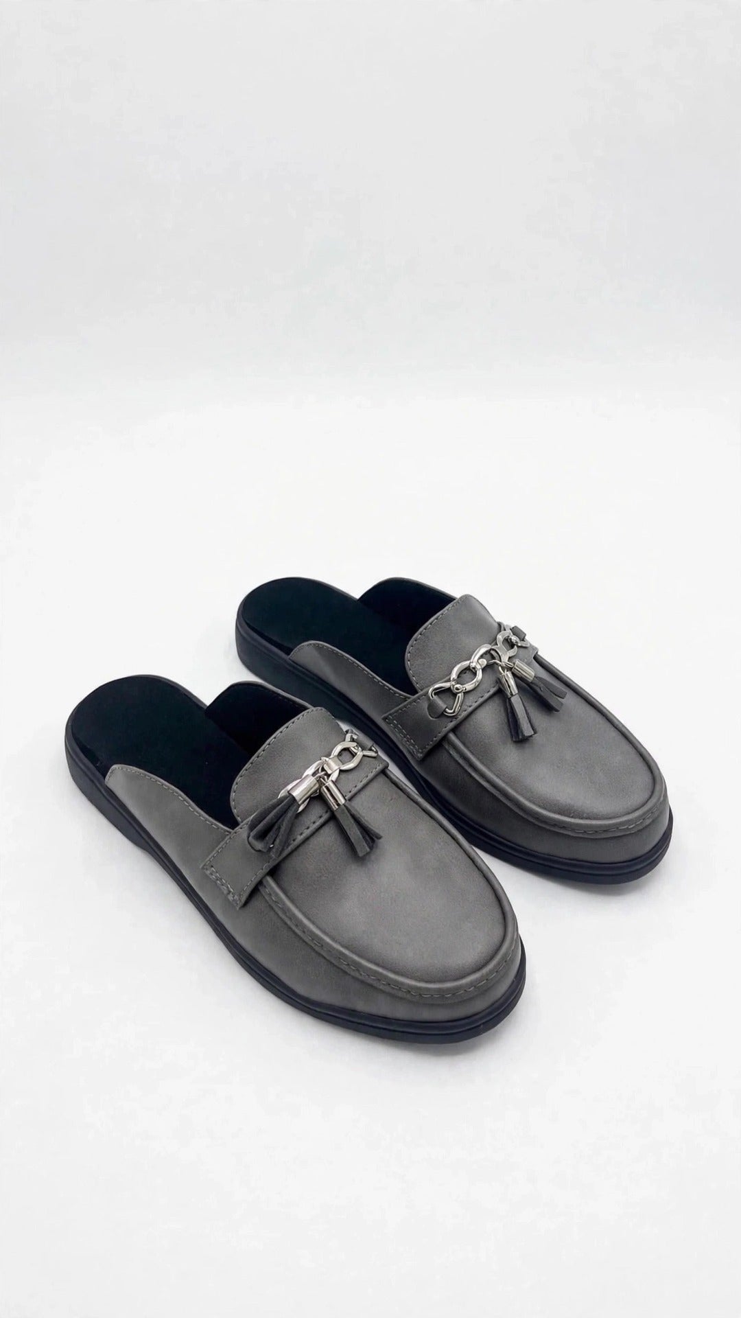 Mule gris con cadena