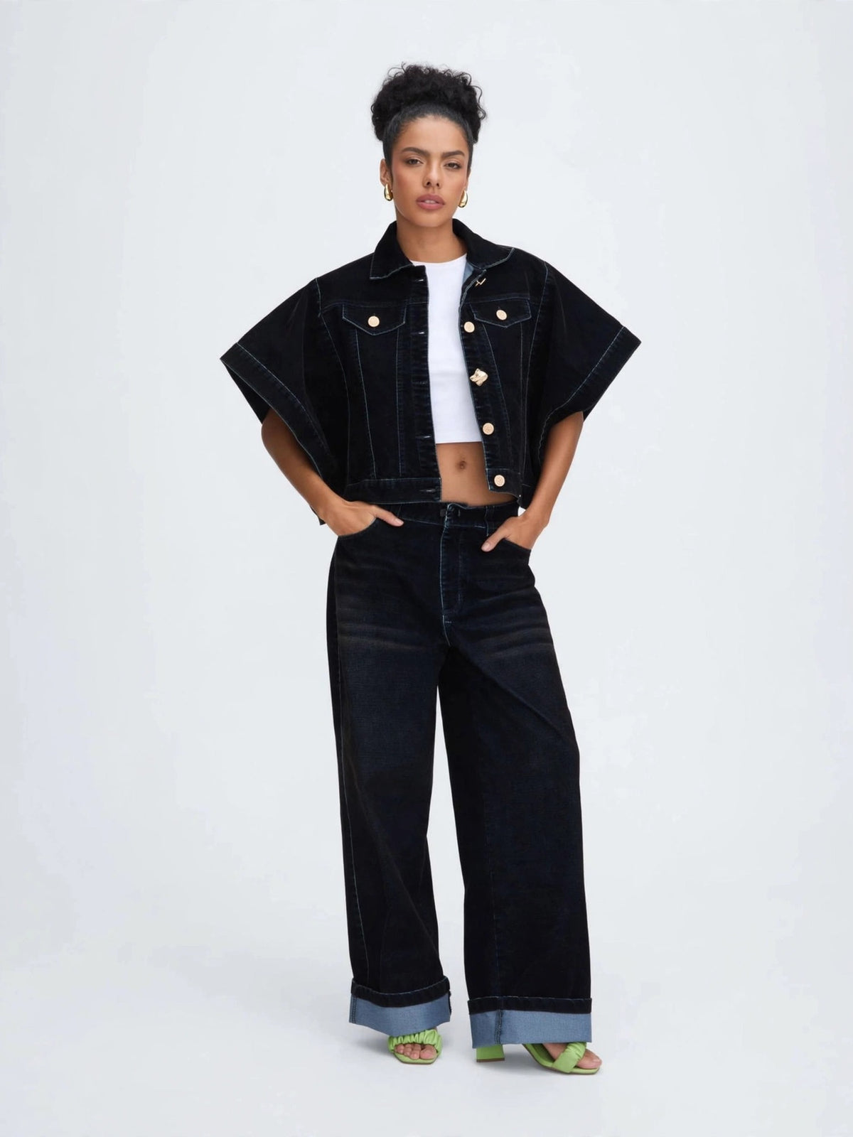 Chaqueta negra de denim tipo capa
