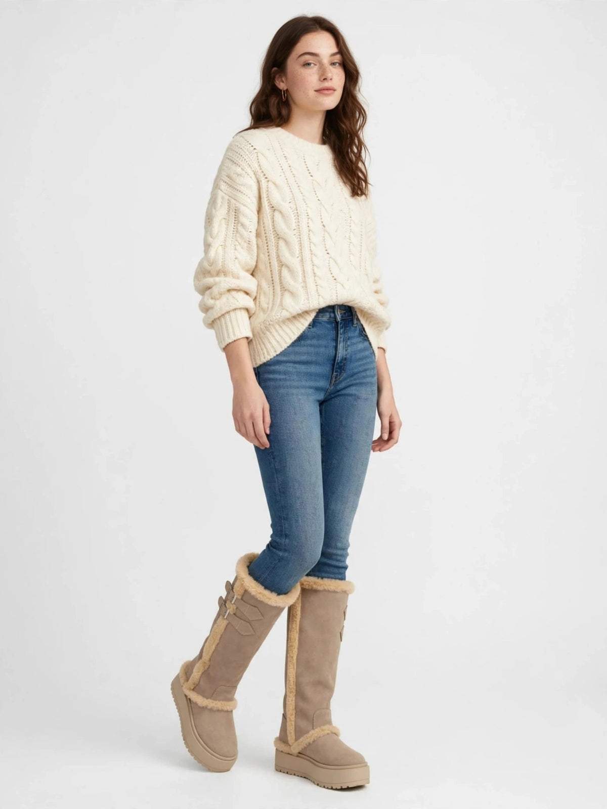 Bota beige con peluche y hebillas