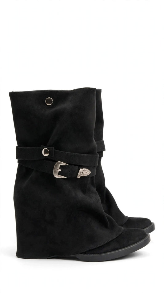 Bota negra slouchy con hebilla