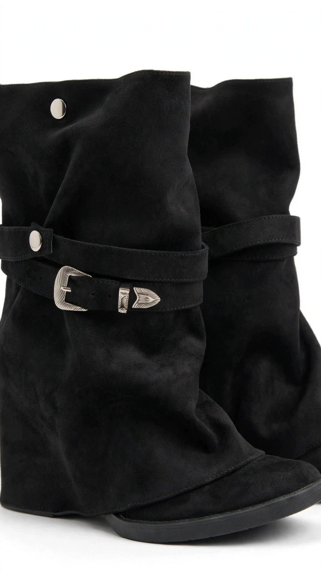 Bota negra slouchy con hebilla
