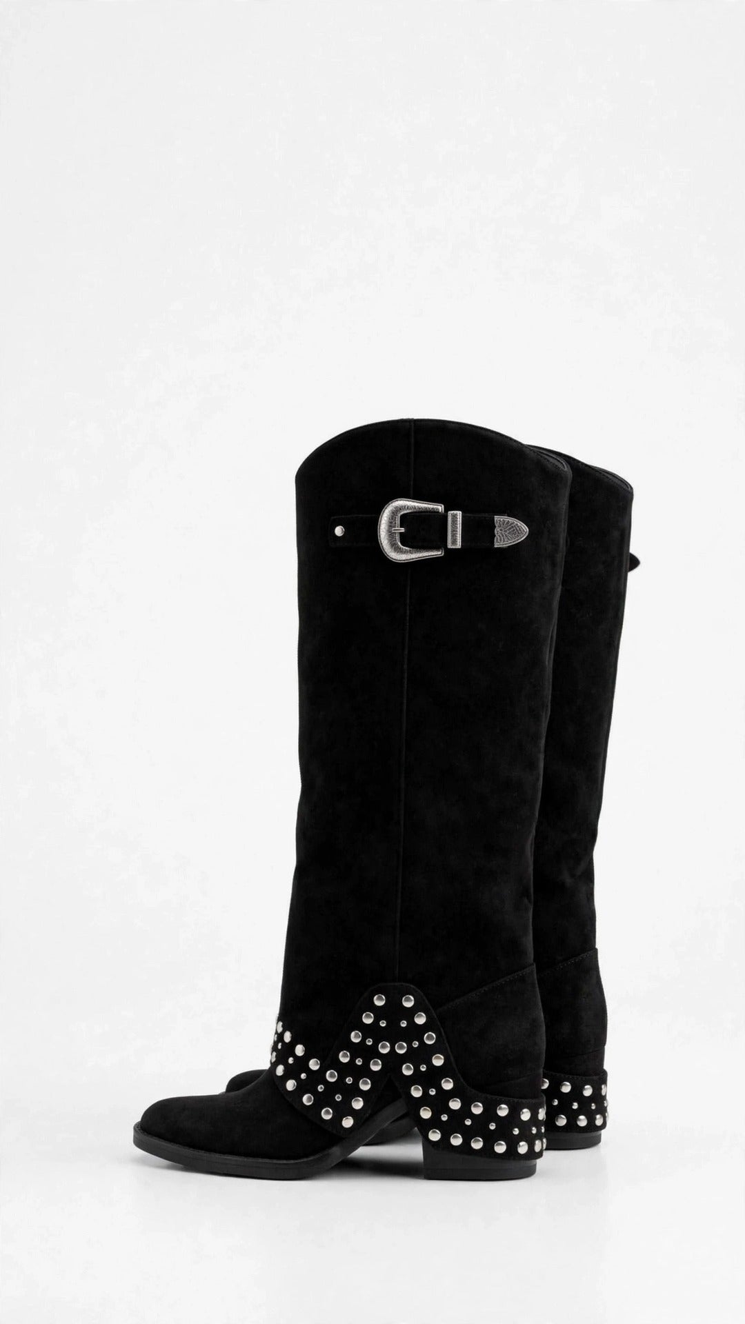 Bota alta negra con tachas