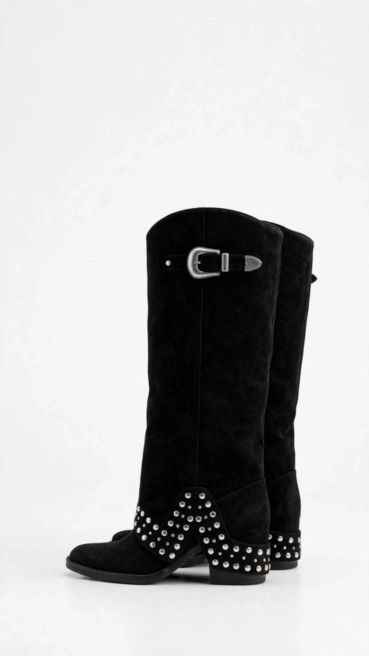 Bota alta negra con tachas