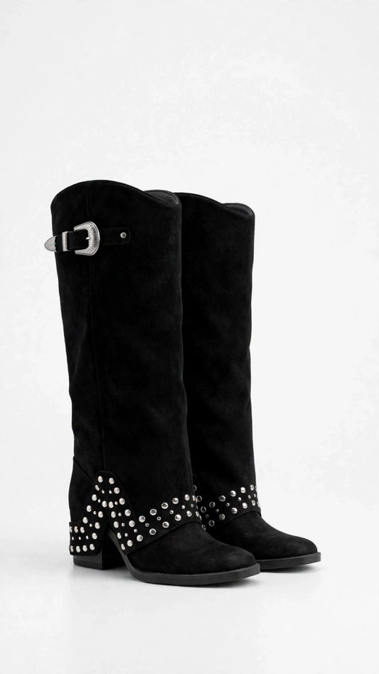Bota alta negra con tachas