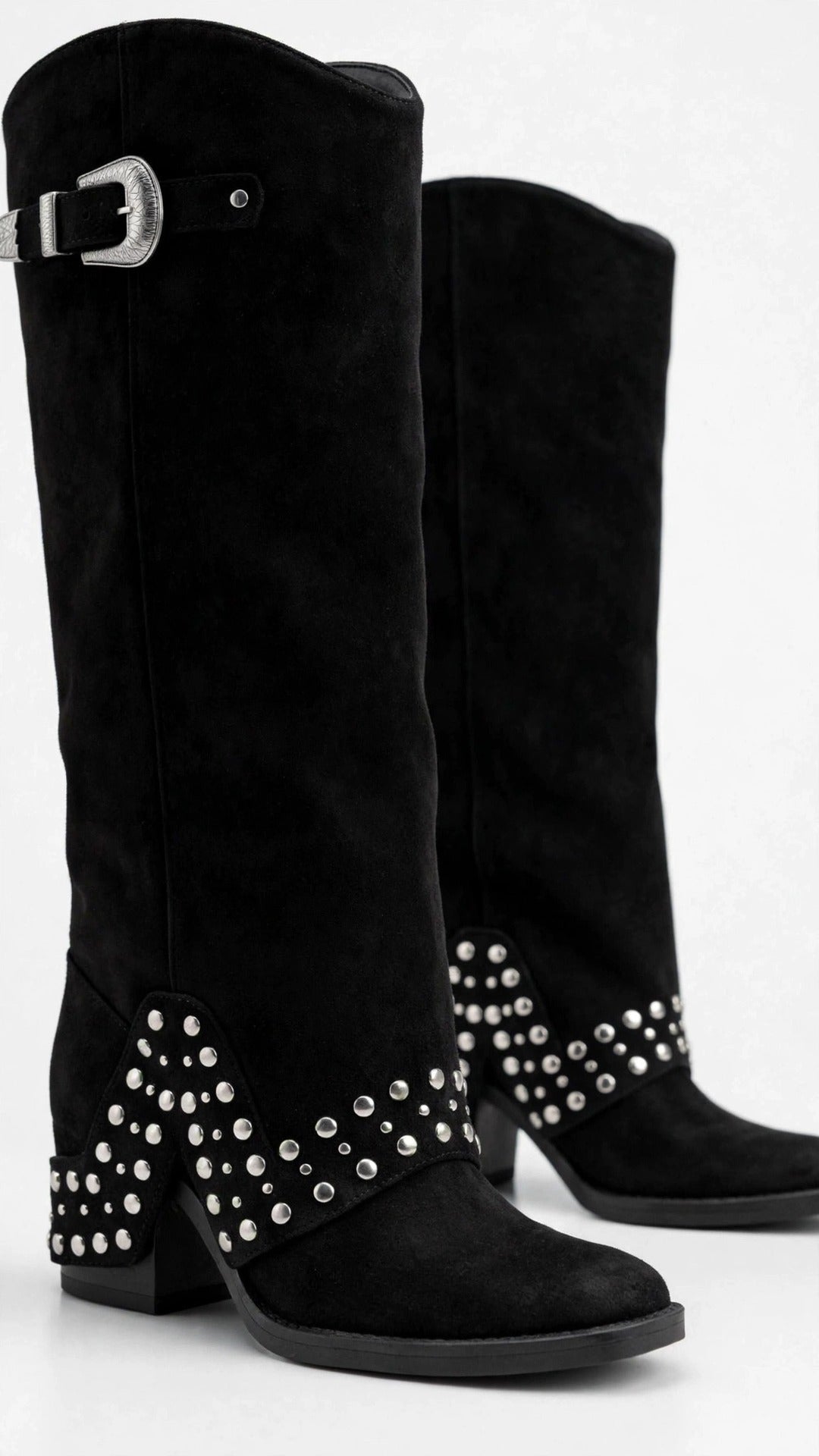 Bota alta negra con tachas