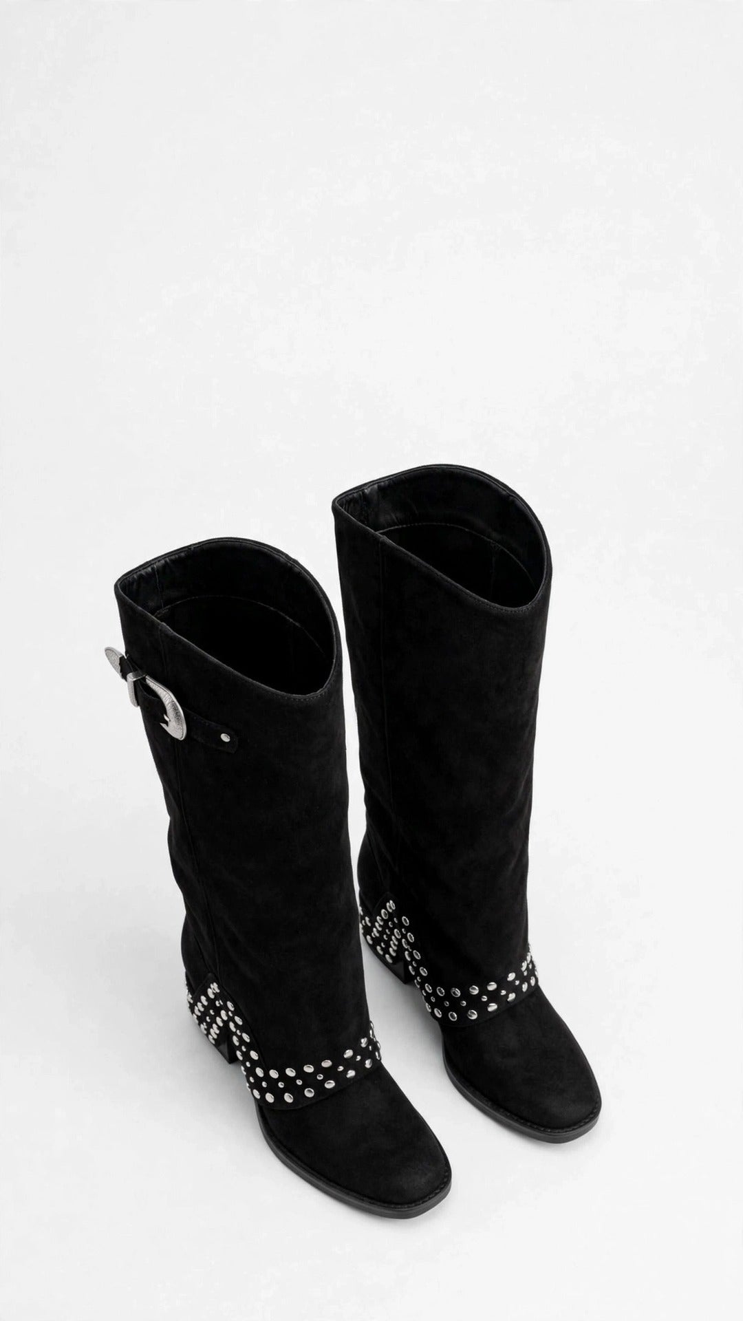 Bota alta negra con tachas
