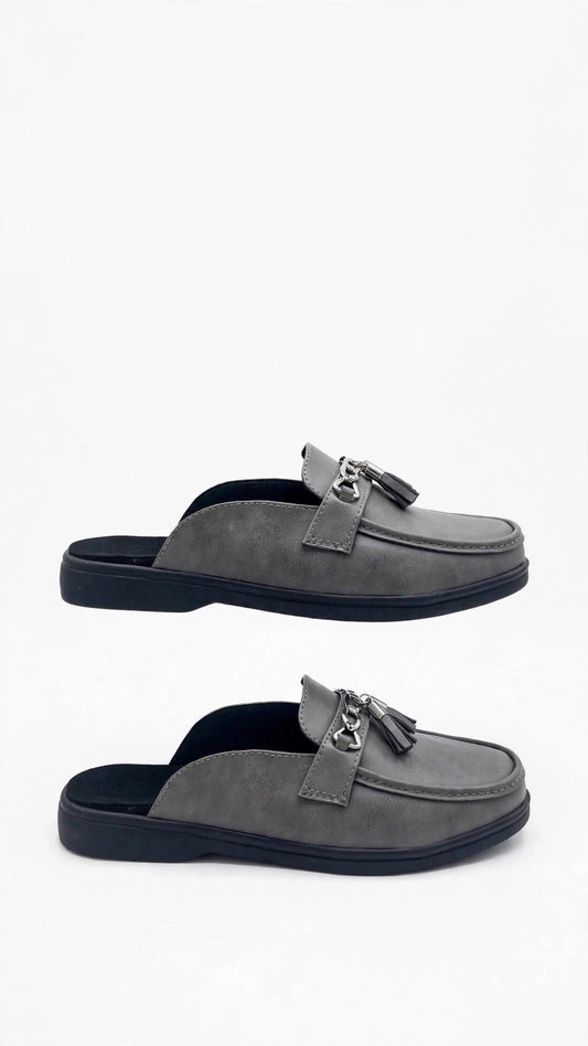 Mule gris con cadena