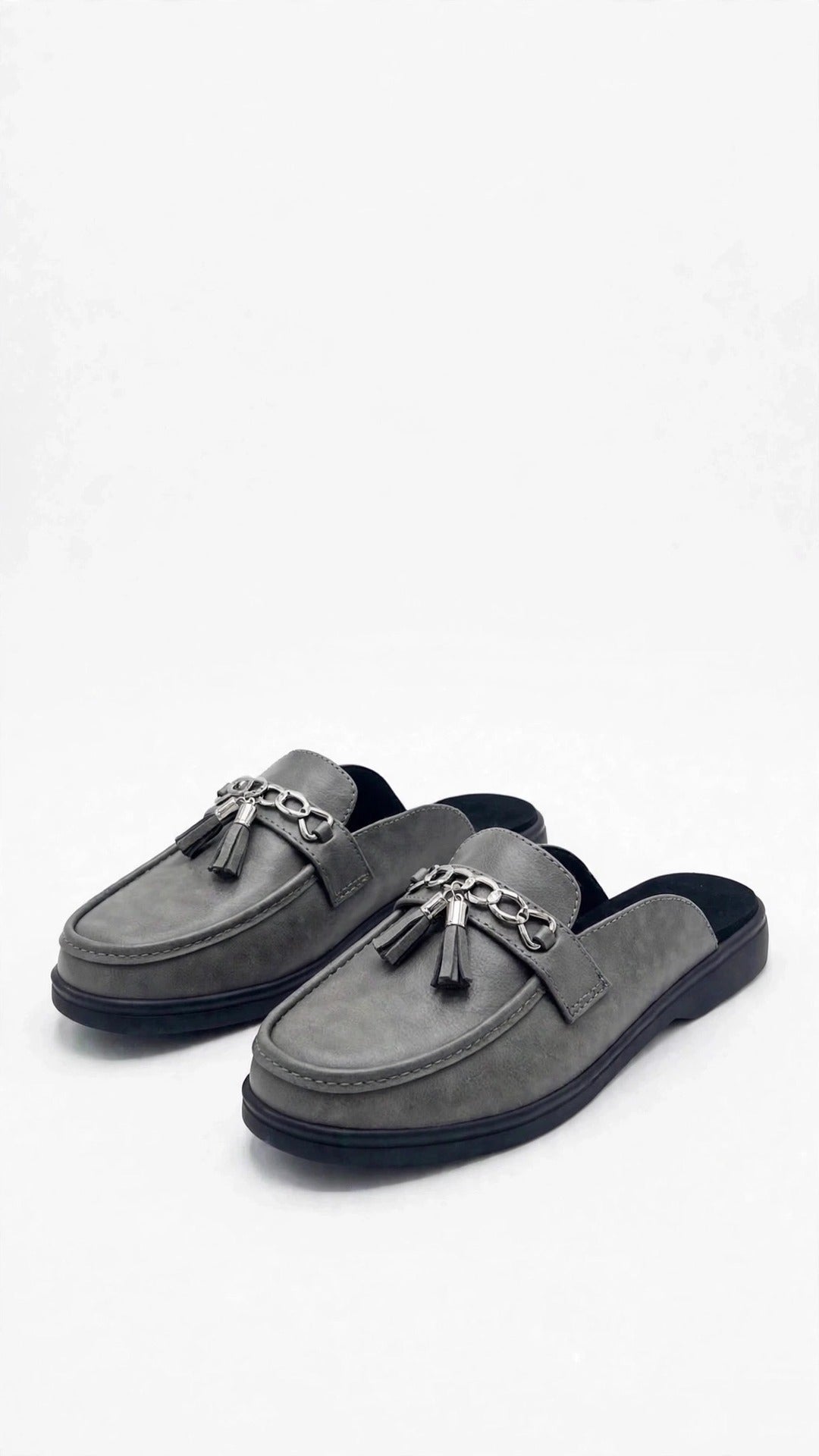 Mule gris con cadena
