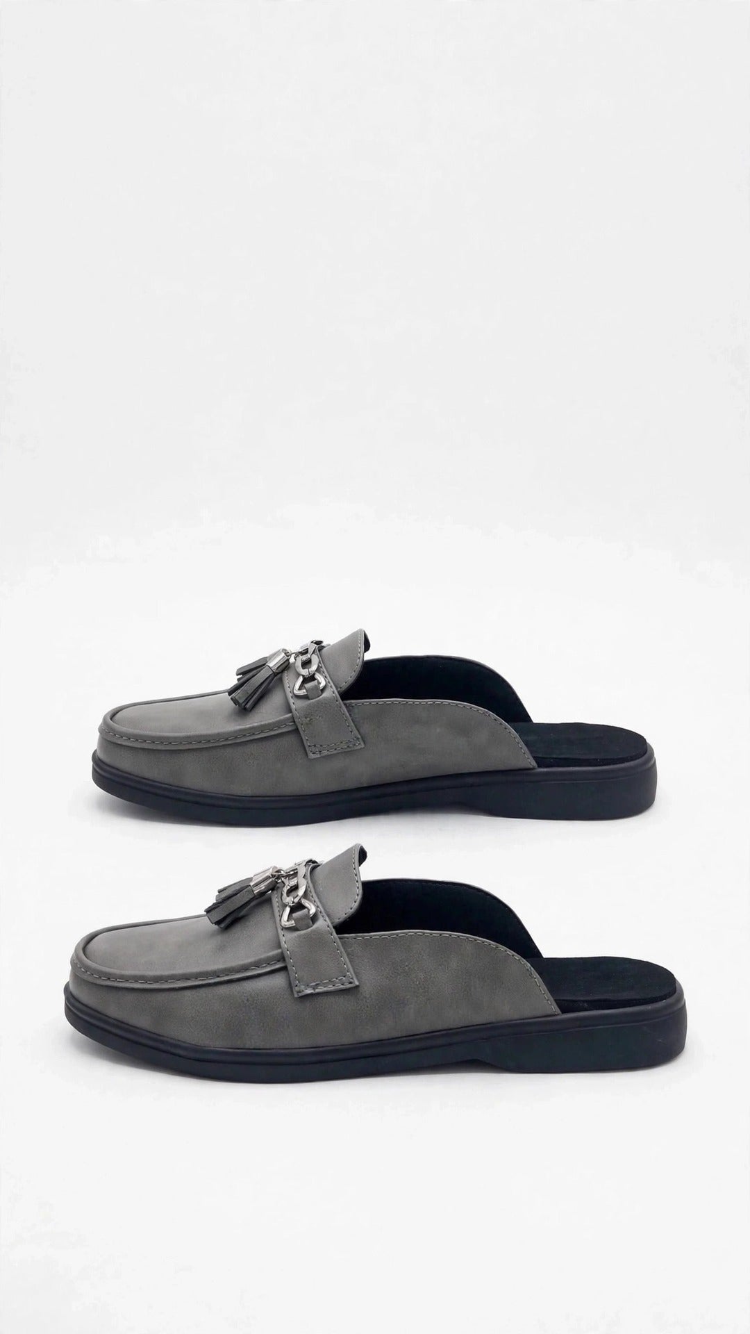 Mule gris con cadena
