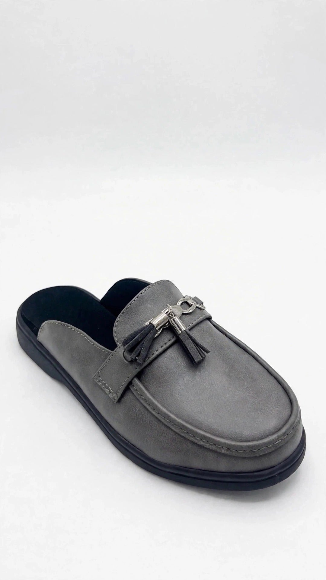 Mule gris con cadena
