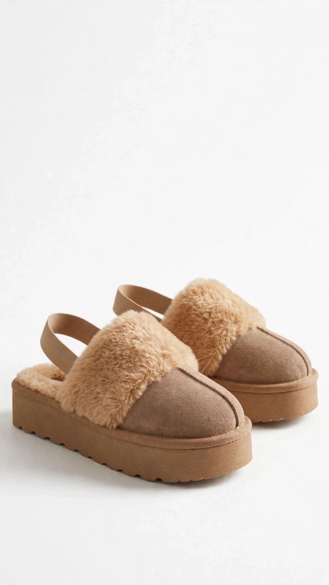 Slipper beige de peluche con plataforma