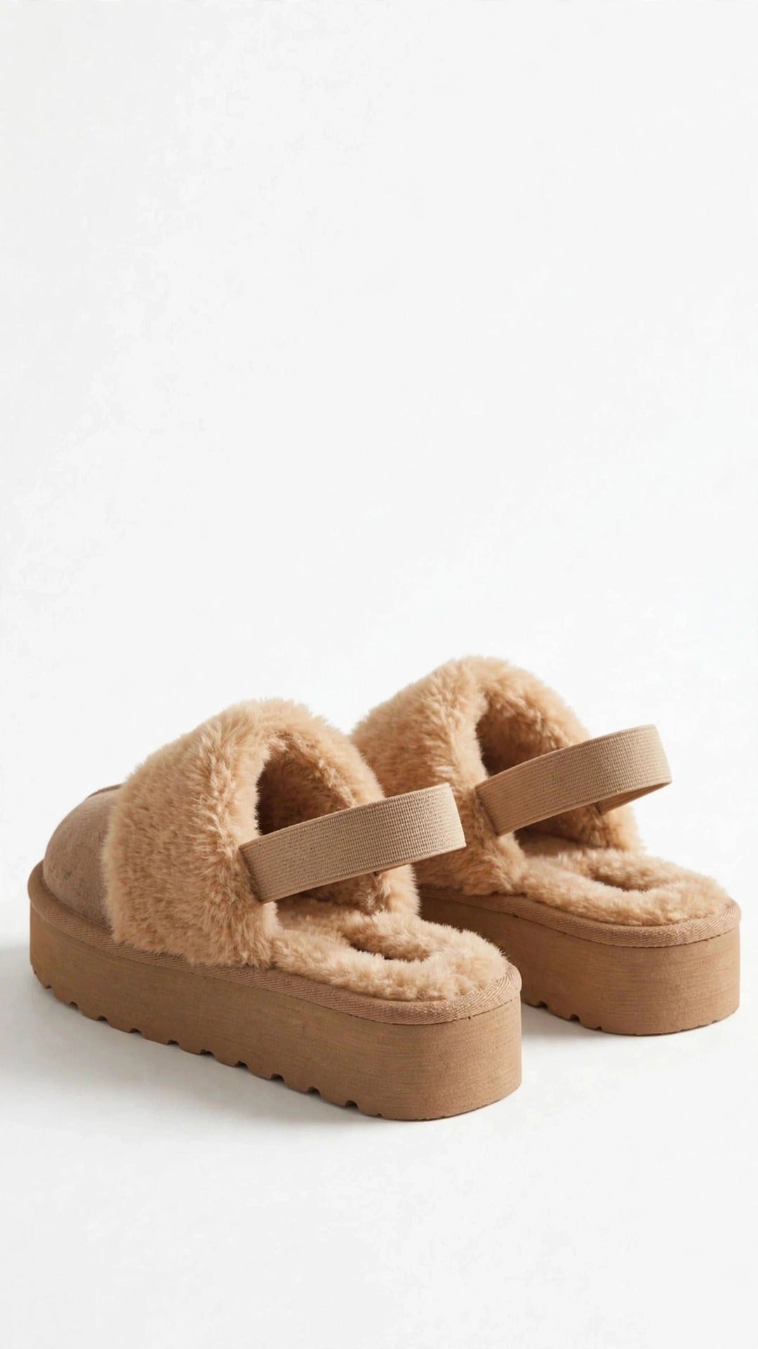 Slipper beige de peluche con plataforma