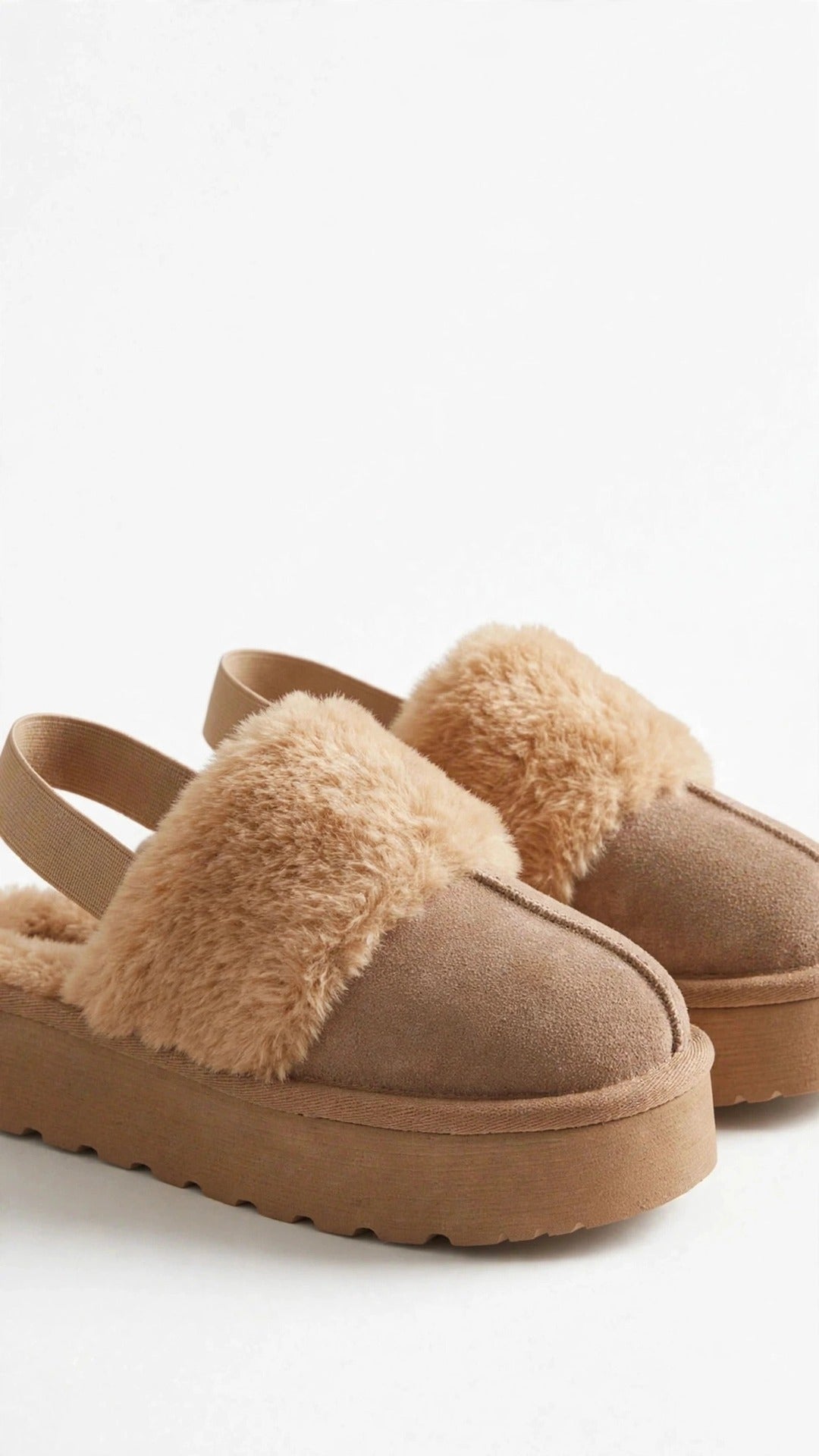 Slipper beige de peluche con plataforma